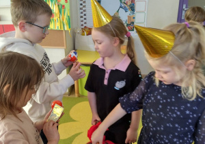 dziewczynki rozdają prezenty dzieciom