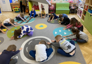 dzieci ćwiczą na dywanie