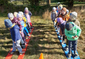 Dzieci biorą udział w zabawie "w narty".