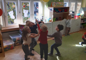 Dzieci biorą udział w urodzinowej zabawie.