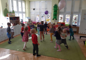 Dzieci biorą udział w urodzinowej zabawie.