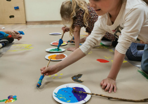 dziewczynki malują pędzlami ze szmatki