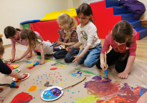 dziewczynki malują pędzlami ze szmatek