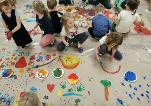 dzieci tworzą kolorową pracę