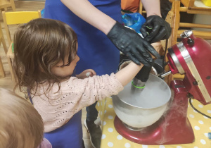 Dzieci pomagają zrobić lody.