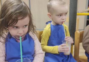Dzieci piją sok z suchym lodem.