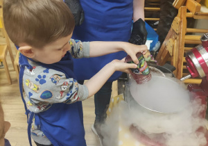 Dzieci pomagają zrobić lody.