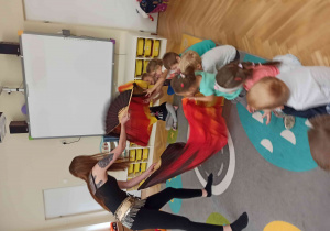 dzieci obserwują pokaz tańca z chustami w wykonaniu mamy Adasia