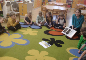 Dzieci oglądają ilustracje