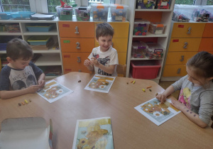 Dzieci wykonują pracę plastyczną