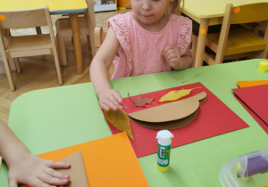 dziecko wykonuje jeża - praca plastyczna