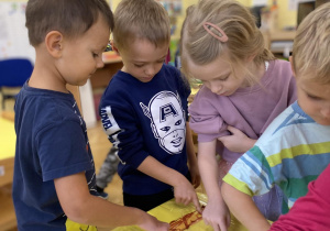 dzieci malują paluszkami na foli