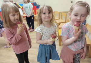 dziewczynki jedzą lody