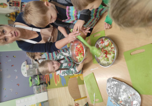 Dzieci przygotowują sałatkę