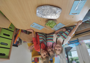 Dzieci przygotowują sałatkę