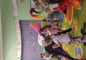 Dzieci tańczą z wachlarzami