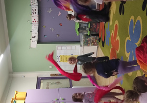 Dzieci tańczą z wachlarzami