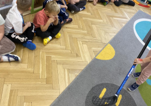 dzieci siedzą na podłodze