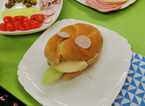 kanapka w kształcie żabki
