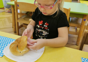 Dziecko przygotowuje sobie kanapkę.