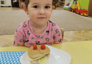 Dziecko przygotowało kanapkę w kształcie żabki.
