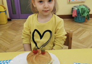 Dziecko przygotowało kanapkę w kształcie żabki.