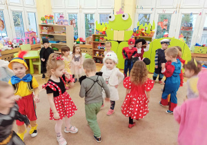 dzieci tańczą w strojach postaci z bajek