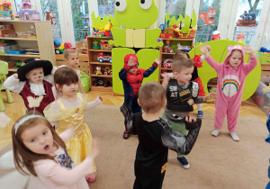 dzieci tańczą w strojach postaci z bajek