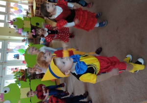 dzieci tańczą w strojech postaci z bajek