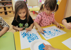 dzieci malują deszcz paluszkami