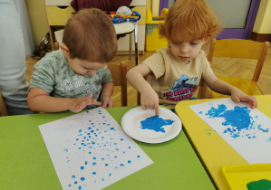 dzieci malują deszcz paluszkami