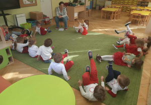 Dzieci aktywnie biorą udział w zajęciach.
