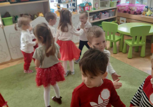 Dzieci aktywnie biorą udział w zajęciach.