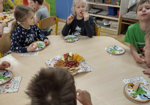 Dzieci jedzą poczęstunek