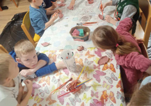 dzieci malują liście