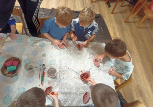 dzieci malują liście