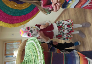 dzieci oglądają rekwizyty z Meksyku