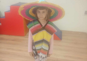 Dziewczynka prezentuje tradycyjny strój meksykański.