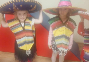 Dziewczynki prezentują tradycyjne stroje meksykańskie.