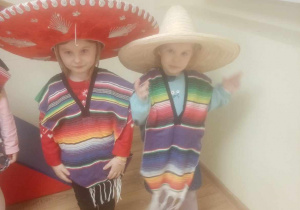 Dziewczynki prezentują tradycyjne stroje meksykańskie.