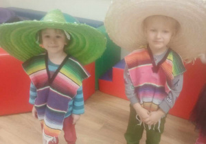 Chłopcy prezentują tradycyjne stroje meksykańskie.