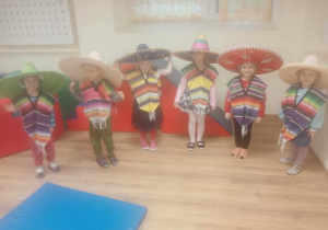 Dzieci prezentują tradycyjne stroje meksykańskie.