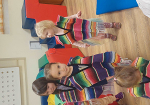 Dzieci oglądają rekwizyty z Meksyku.