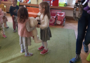 Dzieci biorą udział w zabawie z okazji Dnia Pluszowego Misia.