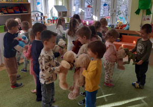 Dzieci biorą udział w zabawie z okazji Dnia Pluszowego Misia.
