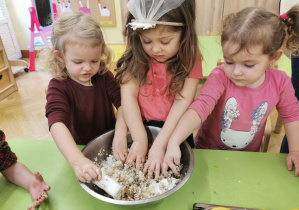 dzieci przygorowują pokarm dla ptaków
