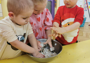 dzieci przygorowują pokarm dla ptaków