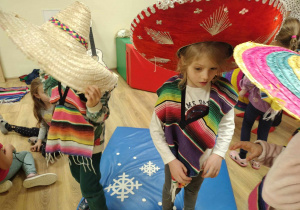 Dziewczynki w strojach meksykańskich