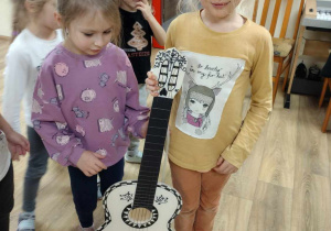 Dziewczynki z gitarą