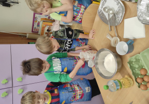 Dzieci przygotowują ciasto